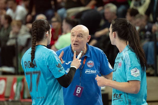 Kelly de Abreu Rosa (THC, 77), Trainer Herbert Müller (THC), Jana Scheib (THC, 20), SV Union Halle-Neustadt vs. Thüringer HC, Handball, 1. Bundesliga Frauen, Saison 2025 26, 12. Spieltag, 07.01.2026 Halle SWH Arena Sachsen-Anhalt Deutschland