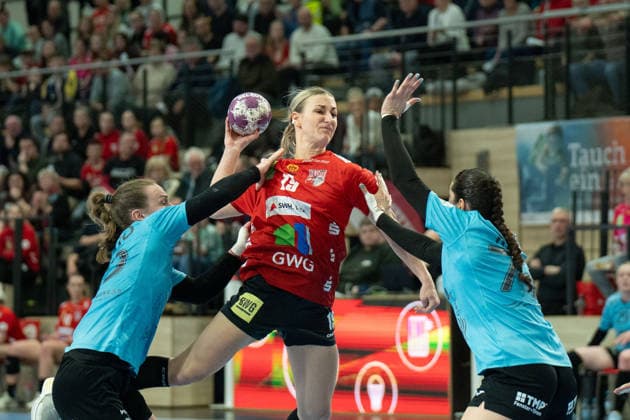 Luca Farago (THC, 19), Lea Gruber (Halle, 19), Kelly de Abreu Rosa (THC, 77), SV Union Halle-Neustadt vs. Thüringer HC, Handball, 1. Bundesliga Frauen, Saison 2025 26, 12. Spieltag, 07.01.2026 Halle SWH Arena Sachsen-Anhalt Deutschland