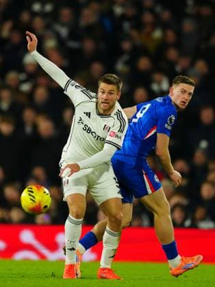 Joachim Andersen of Fulham battles with Liam Delap of Chelsea Fulham v Chelsea, Premier League, Football, Craven Cottage, London, UK - 07 Jan 2026London Craven Cottage United Kingdom EDITORIAL USE ONLY No use with unauthorised audio, video, data, fixture lists, club league logos or live services. Online in-match use limited to 120 images, no video emulation. No use in betting, games or single club league player publications. Copyright: xJavierxGarcia Shutterstockx 16232886af