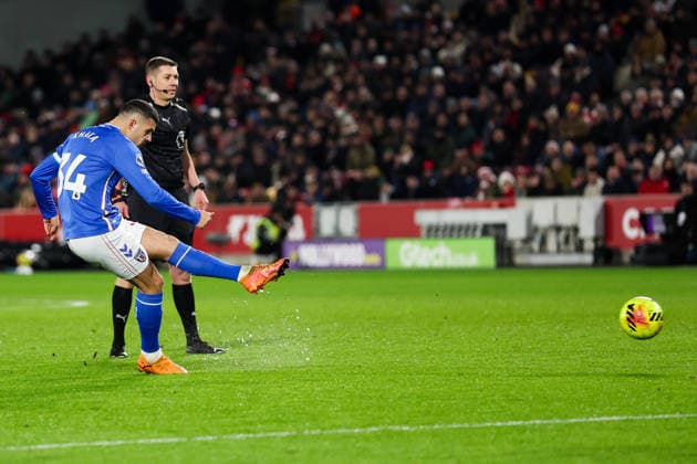 Granit Xhaka of Sunderland takes a free kick which is saved Brentford v Sunderland, Premier League, Football, Gtech Community Stadium, London, UK - 07 Jan 2026London Gtech Community Stadium United Kingdom EDITORIAL USE ONLY No use with unauthorised audio, video, data, fixture lists, club league logos or live services. Online in-match use limited to 120 images, no video emulation. No use in betting, games or single club league player publications. Copyright: xAndrewxFosker Shutterstockx 16232846x