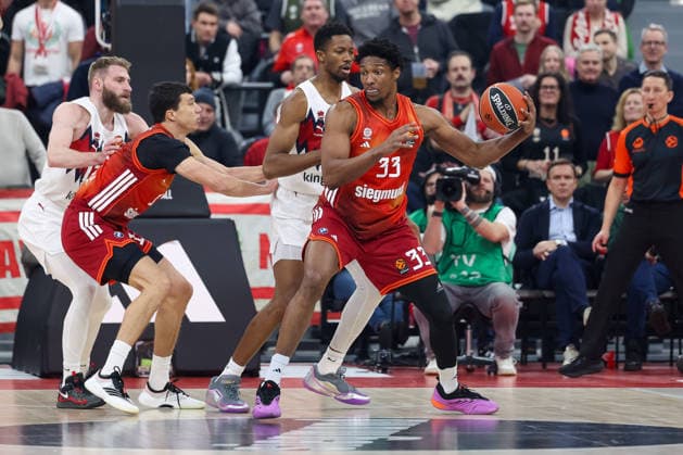 David McCormack (FC Bayern Basketball, 33) mit Vladimir Lucic (FC Bayern Basketball, 11), GER, FC Bayern Basketball vs. Kosner Baskonia Vitoria-Gasteiz, Basketball, Euroleague, 20. Spieltag, Saison 2025 2026, 07.01.2026, GER, FC Bayern Basketball vs. Kosner Baskonia Vitoria-Gasteiz, Basketball, Euroleague, 20. Spieltag, Saison 2025 2026, 07.01.2026 Muenchen Copyright: xEibner-Pressefoto JennixMaulx EP_JML