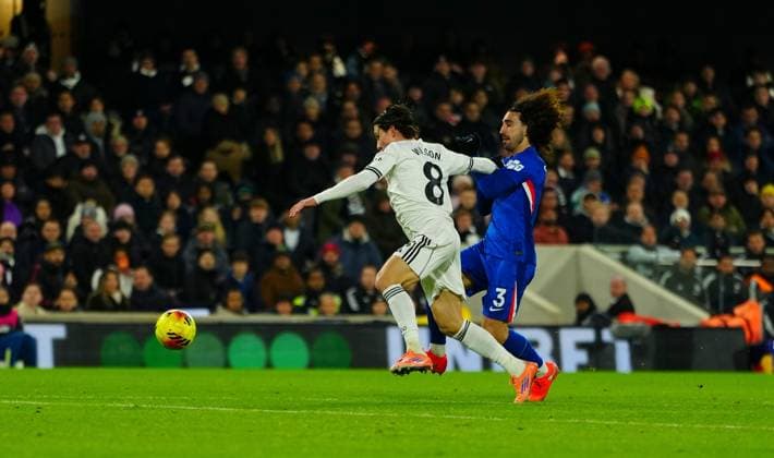 Marc Cucurella of Chelsea is sent off for a foul on Harry Wilson of Fulham Fulham v Chelsea, Premier League, Football, Craven Cottage, London, UK - 07 Jan 2026London Craven Cottage United Kingdom EDITORIAL USE ONLY No use with unauthorised audio, video, data, fixture lists, club league logos or live services. Online in-match use limited to 120 images, no video emulation. No use in betting, games or single club league player publications. Copyright: xJavierxGarcia Shutterstockx 16232886al