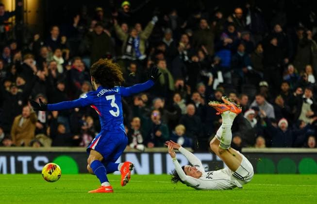 Marc Cucurella of Chelsea is sent off for a foul on Harry Wilson of Fulham Fulham v Chelsea, Premier League, Football, Craven Cottage, London, UK - 07 Jan 2026London Craven Cottage United Kingdom EDITORIAL USE ONLY No use with unauthorised audio, video, data, fixture lists, club league logos or live services. Online in-match use limited to 120 images, no video emulation. No use in betting, games or single club league player publications. Copyright: xJavierxGarcia Shutterstockx 16232886am