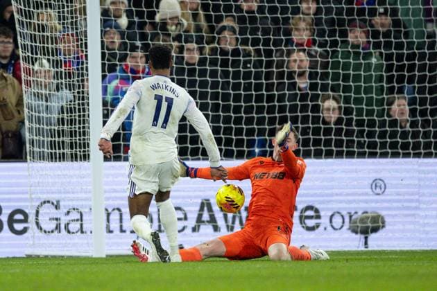 Dean Henderson of Crystal Palace saves a shot from Ollie Watkins of Aston Villa Crystal Palace v Aston Villa, Premier League, Football, Selhurst Park, London, UK - 07 Jan 2026London Selhurst Park United Kingdom EDITORIAL USE ONLY No use with unauthorised audio, video, data, fixture lists, club league logos or live services. Online in-match use limited to 120 images, no video emulation. No use in betting, games or single club league player publications. Copyright: xIanxTuttle Shutterstockx 16232862v