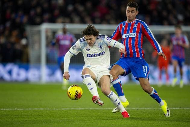 Victor Lindelof of Aston Villa and Brennan Johnson of Crystal Palace Crystal Palace v Aston Villa, Premier League, Football, Selhurst Park, London, UK - 07 Jan 2026London Selhurst Park United Kingdom EDITORIAL USE ONLY No use with unauthorised audio, video, data, fixture lists, club league logos or live services. Online in-match use limited to 120 images, no video emulation. No use in betting, games or single club league player publications. Copyright: xIanxTuttle Shutterstockx 16232862ad