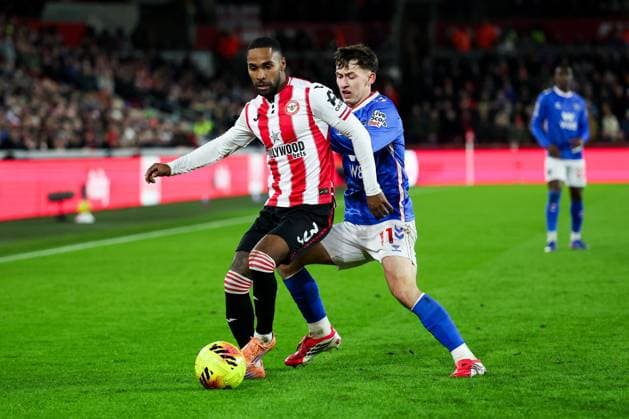 Rico Henry of Brentford & Chris Rigg of Sunderland Brentford v Sunderland, Premier League, Football, Gtech Community Stadium, London, UK - 07 Jan 2026London Gtech Community Stadium United Kingdom EDITORIAL USE ONLY No use with unauthorised audio, video, data, fixture lists, club league logos or live services. Online in-match use limited to 120 images, no video emulation. No use in betting, games or single club league player publications. Copyright: xAndrewxFosker Shutterstockx 16232846aq