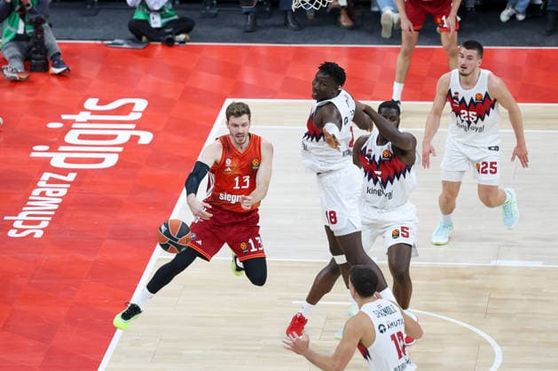 Andreas Obst (FC Bayern Basketball, 13) mit Khalifa Diop (Baskonia Vitoria-Gasteiz, 18) und Clement Frisch (Baskonia Vitoria-Gasteiz, 25), mit Eugene Omoruyi (Baskonia Vitoria-Gasteiz, 05) und Matteo Spagnolo (Baskonia Vitoria-Gasteiz, 10), GER, FC Bayern Basketball vs. Kosner Baskonia Vitoria-Gasteiz, Basketball, Euroleague, 20. Spieltag, Saison 2025 2026, 07.01.2026, GER, FC Bayern Basketball vs. Kosner Baskonia Vitoria-Gasteiz, Basketball, Euroleague, 20. Spieltag, Saison 2025 2026, 07.01.2026 Muenchen Copyright: xEibner-Pressefoto JennixMaulx EP_JML