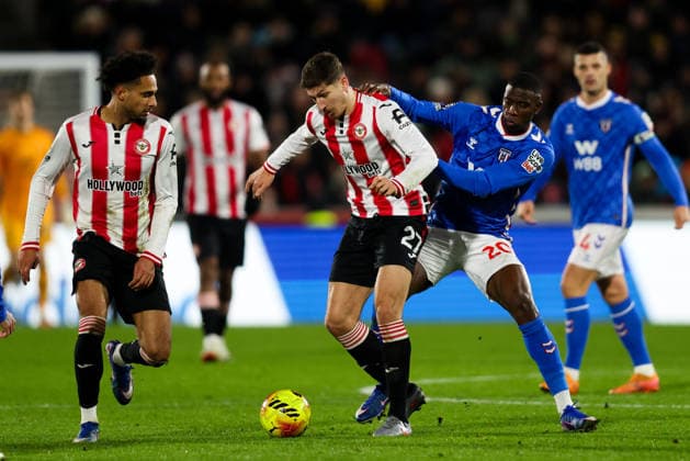 Vitaly Janelt of Brentford & Nordi Mukiele of Sunderland battle Brentford v Sunderland, Premier League, Football, Gtech Community Stadium, London, UK - 07 Jan 2026London Gtech Community Stadium United Kingdom EDITORIAL USE ONLY No use with unauthorised audio, video, data, fixture lists, club league logos or live services. Online in-match use limited to 120 images, no video emulation. No use in betting, games or single club league player publications. Copyright: xAndrewxFosker Shutterstockx 16232846as