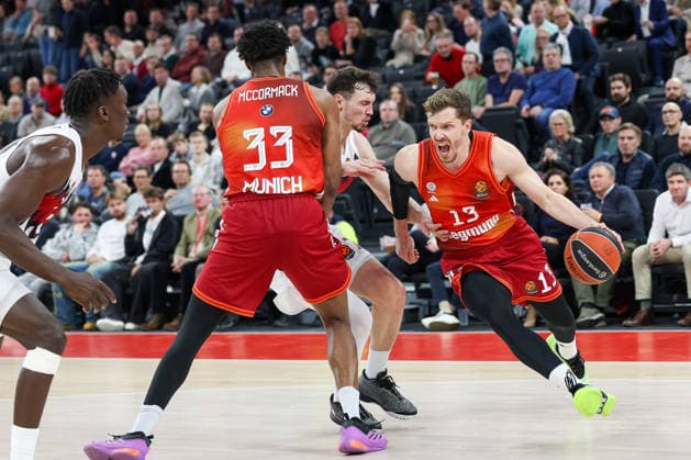 Andreas Obst (FC Bayern Basketball, 13) mit David McCormack (FC Bayern Basketball, 33), GER, FC Bayern Basketball vs. Kosner Baskonia Vitoria-Gasteiz, Basketball, Euroleague, 20. Spieltag, Saison 2025 2026, 07.01.2026, GER, FC Bayern Basketball vs. Kosner Baskonia Vitoria-Gasteiz, Basketball, Euroleague, 20. Spieltag, Saison 2025 2026, 07.01.2026 Muenchen Copyright: xEibner-Pressefoto JennixMaulx EP_JML