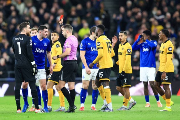 Liverpool, England, 7th January 2026. Michael Keane of Everton is shown a red card by Referee Thomas Kirk, after a challenge on Tolu Arokodare of Wolverhampton Wanderers (not pictured) during the Everton vs Wolverhampton Wanderers Premier League match at Hill Dickinson Stadium, Liverpool. Picture credit should read: Jessica Hornby Sportimage EDITORIAL USE ONLY. No use with unauthorised audio, video, data, fixture lists, club league logos or live services. Online in-match use limited to 120 images, no video emulation. No use in betting, games or single club league player publications. SPI_041_JH_EVERTON_WOLVES SPI-4436-0041