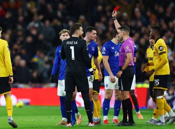Referee Tom Kirk shows Michael Keane of Everton a red card Everton v Wolverhampton Wanderers, Premier League, Football, Hill Dickinson Stadium, Liverpool, UK - 07 Jan 2026Liverpool Hill Dickinson Stadium United Kingdom EDITORIAL USE ONLY No use with unauthorised audio, video, data, fixture lists, club league logos or live services. Online in-match use limited to 120 images, no video emulation. No use in betting, games or single club league player publications. Copyright: xMattxWest Shutterstockx 16232881ac