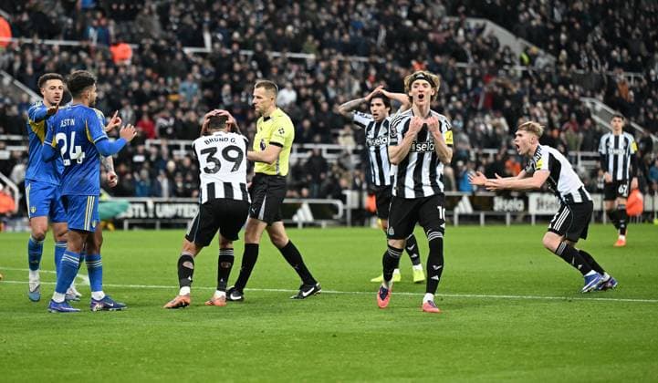 Newcastle United players react after no penalty was awarded Newcastle United v Leeds United, Premier League, Football, St James Park, Newcastle, UK - 07 Jan 2026Newcastle St James Park United Kingdom EDITORIAL USE ONLY No use with unauthorised audio, video, data, fixture lists, club league logos or live services. Online in-match use limited to 120 images, no video emulation. No use in betting, games or single club league player publications. Copyright: xAnnaxGowthorpe Shutterstockx 16232937ag