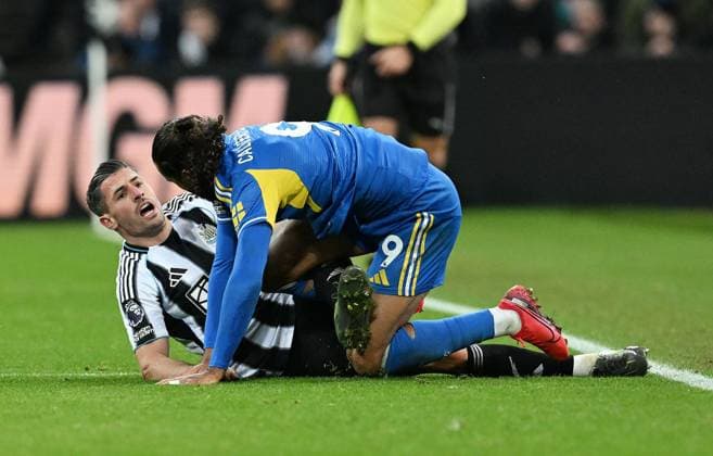 Fabian Schär of Newcastle United is injured during a challenge with Dominic Calvert-Lewin of Leeds United Newcastle United v Leeds United, Premier League, Football, St James Park, Newcastle, UK - 07 Jan 2026Newcastle St James Park United Kingdom EDITORIAL USE ONLY No use with unauthorised audio, video, data, fixture lists, club league logos or live services. Online in-match use limited to 120 images, no video emulation. No use in betting, games or single club league player publications. Copyright: xAnnaxGowthorpe Shutterstockx 16232937ak