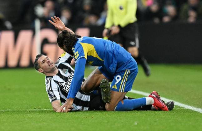 Fabian Schär of Newcastle United is injured during a challenge with Dominic Calvert-Lewin of Leeds United Newcastle United v Leeds United, Premier League, Football, St James Park, Newcastle, UK - 07 Jan 2026Newcastle St James Park United Kingdom EDITORIAL USE ONLY No use with unauthorised audio, video, data, fixture lists, club league logos or live services. Online in-match use limited to 120 images, no video emulation. No use in betting, games or single club league player publications. Copyright: xAnnaxGowthorpe Shutterstockx 16232937al
