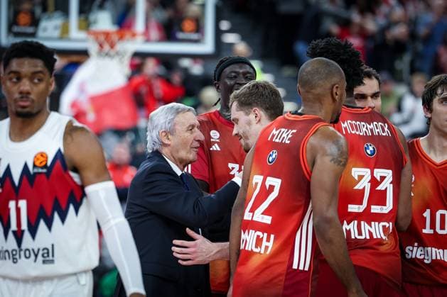 Cheftrainer Svetislav Pesic (FC Bayern Muenchen Basketball) umarmt Top Scorer Andreas Obst 13 (FC Bayern Muenchen Basketball) nach dem Spiel, Jubel, Freude, Emotion ueber den Sieg bei Wenyen Gabriel 32 (FC Bayern Muenchen Basketball), David McCormack 33 (FC Bayern Muenchen Basketball), Oscar da Silva 1 (FC Bayern Muenchen Basketball), und Isiaha Mike 22 (FC Bayern Muenchen Basketball), FC Bayern Muenchen Basketball vs. Kosner Baskonia Vitoria-Gasteiz, Basketball, Maenner, Turkish Airlines EuroLeague, Regulaere Saison, Saison 2025 2026, 07.01.2026 Muenchen Bayern Deutschland