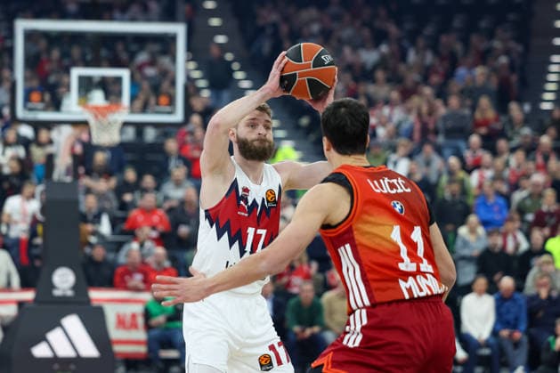 Gytis Redzevicius (Baskonia Vitoria-Gasteiz, 17) mit Ball mit Vladimir Lucic (FC Bayern Basketball, 11), GER, FC Bayern Basketball vs. Kosner Baskonia Vitoria-Gasteiz, Basketball, Euroleague, 20. Spieltag, Saison 2025 2026, 07.01.2026, GER, FC Bayern Basketball vs. Kosner Baskonia Vitoria-Gasteiz, Basketball, Euroleague, 20. Spieltag, Saison 2025 2026, 07.01.2026 Muenchen Copyright: xEibner-Pressefoto JennixMaulx EP_JML