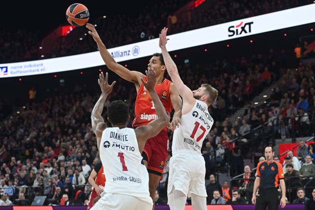 Oscar DA SILVA (FCB), Aktion,Zweikampf gegen Gytis RADZEVICIUS (Kosner,re) und Mamadi DIAKITE (Kosner). Basketball Euro League,Saison 2025 2026, FC Bayern Muenchen-Kosner Baskonia am 07.01.2026 , S A P G A R D EN