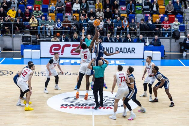 CZE, Basketball-Champions-League, PlayIns, ERA Nymburk - MLP Academics Heidelberg. 08.01.2026, Kralovka Arena, Prag, CZE, Basketball-Champions-League, PlayIns, ERA Nymburk - MLP Academics Heidelberg. Tipp off, Keyshawn Feazell (ERA Nymburk 6), Osun Osunniyi (MLP Academics Heidelberg 12) Foto Alexander Trienitz Prag Kralovka Arena Prag Tschechien