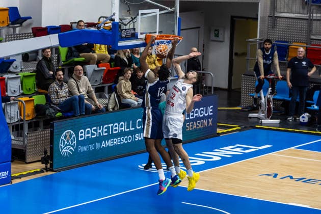 CZE, Basketball-Champions-League, PlayIns, ERA Nymburk - MLP Academics Heidelberg. 08.01.2026, Kralovka Arena, Prag, CZE, Basketball-Champions-League, PlayIns, ERA Nymburk - MLP Academics Heidelberg. Osun Osunniyi (MLP Academics Heidelberg 12), J.T. Shumate (ERA Nymburk 32) Foto Alexander Trienitz Prag Kralovka Arena Prag Tschechien