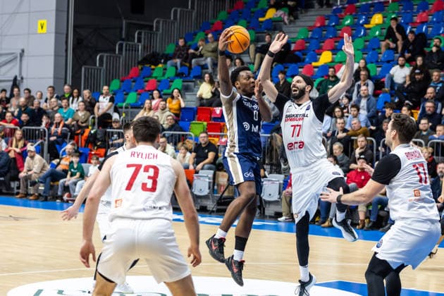 CZE, Basketball-Champions-League, PlayIns, ERA Nymburk - MLP Academics Heidelberg. 08.01.2026, Kralovka Arena, Prag, CZE, Basketball-Champions-League, PlayIns, ERA Nymburk - MLP Academics Heidelberg. Damariae Horne (MLP Academics Heidelberg 0), Vojtech Hruban (ERA Nymburk 77) Foto Alexander Trienitz Prag Kralovka Arena Prag Tschechien