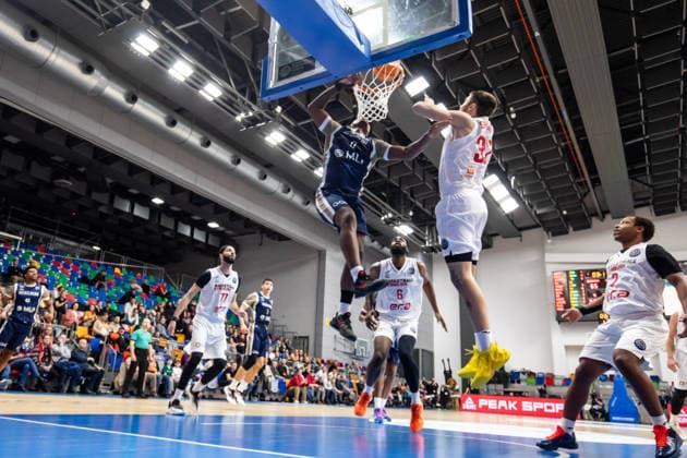 CZE, Basketball-Champions-League, PlayIns, ERA Nymburk - MLP Academics Heidelberg. 08.01.2026, Kralovka Arena, Prag, CZE, Basketball-Champions-League, PlayIns, ERA Nymburk - MLP Academics Heidelberg. Damariae Horne (MLP Academics Heidelberg 0), J.T. Shumate (ERA Nymburk 32) Foto Alexander Trienitz Prag Kralovka Arena Prag Tschechien