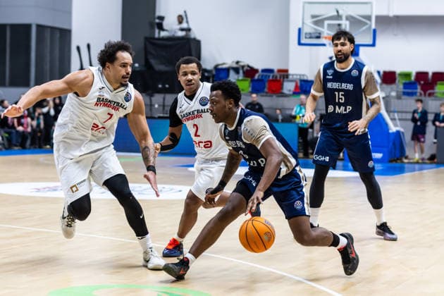 CZE, Basketball-Champions-League, PlayIns, ERA Nymburk - MLP Academics Heidelberg. 08.01.2026, Kralovka Arena, Prag, CZE, Basketball-Champions-League, PlayIns, ERA Nymburk - MLP Academics Heidelberg. Damariae Horne (MLP Academics Heidelberg 0), Marcus Santos Silva (ERA Nymburk 7) Foto Alexander Trienitz Prag Kralovka Arena Prag Tschechien