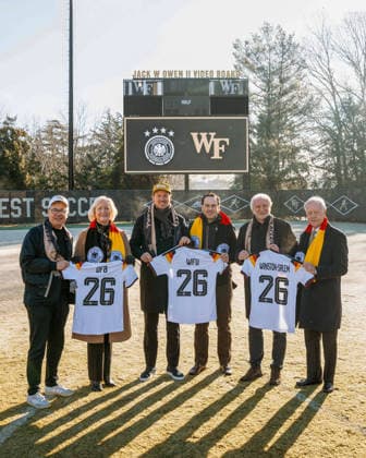 09.01.2026, Fussball WM 2026, Bekanntgabe Quartier der DFB-Mannschaft 2026 in den USA, Die deutsche A-Nationalmannschaft der Männer wird ihr Team Base Camp für die Weltmeisterschaft 2026 in Winston-Salem im US-Bundesstaat North Carolina beziehen. Die Mannschaft von Bundestrainer Julian Nagelsmann wird im Hotel The Graylyn Estate wohnen und auf dem Gelände der Wake Forest University, die nur wenige Minuten entfernt liegt, trainieren. Foto: v.li: Andreas Rettig, Geschäftsführer der DFB, Susan R. Wente, Präsidentin der Wake Forest University, Trainer Julian Nagelsmann (Deutschland), -, Sportdirektor Rudi Völler (Deutschland), -, Foto: Wake Forest Athletics