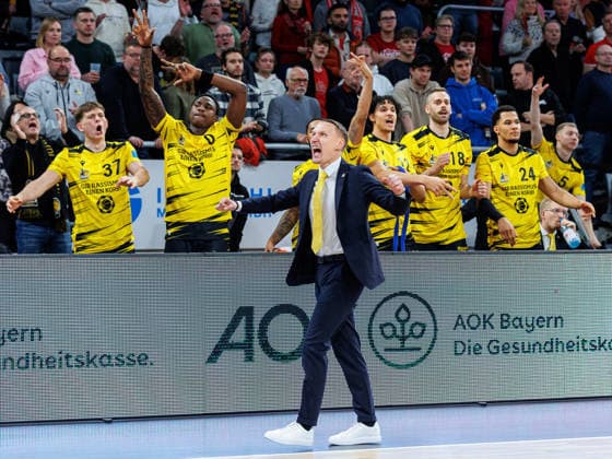 Mikko Riipinen (MHP Riesen Ludwigsburg, Trainer), Team, Mannschaft, jubelt, Jubel, positive Emotionen, positive Emotion, BMA365 Bamberg Baskets vs. MHP Riesen Ludwigsburg, Basketball, easyCredit BBL, 15. Spieltag, 09.01.2026 BMA365 Bamberg Baskets vs. MHP Riesen Ludwigsburg, Basketball, easyCredit BBL, 15. Spieltag, 09.01.2026 Bamberg Copyright: xEibner-Pressefoto G.xSantemizx EP_EER