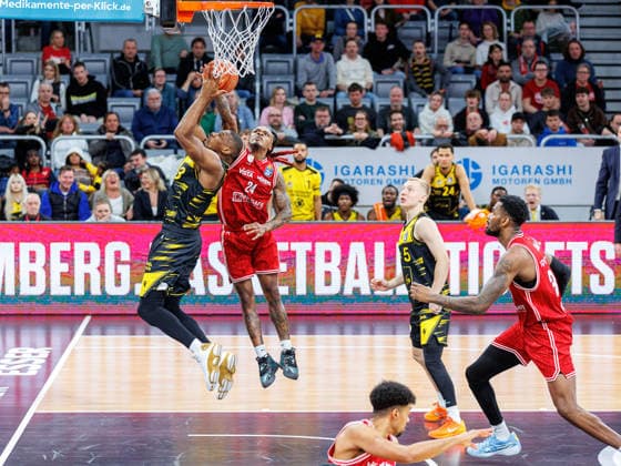Yorman Polas Bartolo (MHP Riesen Ludwigsburg, 13), Cobe Williams (BMA365 Bamberg Baskets, 24), BMA365 Bamberg Baskets vs. MHP Riesen Ludwigsburg, Basketball, easyCredit BBL, 15. Spieltag, 09.01.2026 BMA365 Bamberg Baskets vs. MHP Riesen Ludwigsburg, Basketball, easyCredit BBL, 15. Spieltag, 09.01.2026 Bamberg Copyright: xEibner-Pressefoto G.xSantemizx EP_EER