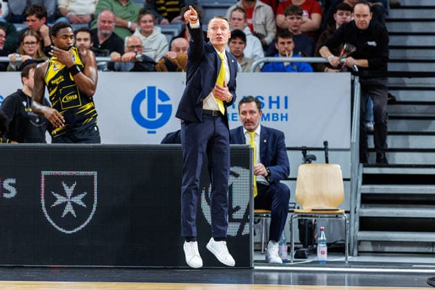 Mikko Riipinen (MHP Riesen Ludwigsburg, Trainer), Einzelbild, Einzelfoto, Portrait, Portraet, jubelt, Jubel, positive Emotionen, positive Emotion, BMA365 Bamberg Baskets vs. MHP Riesen Ludwigsburg, Basketball, easyCredit BBL, 15. Spieltag, 09.01.2026 BMA365 Bamberg Baskets vs. MHP Riesen Ludwigsburg, Basketball, easyCredit BBL, 15. Spieltag, 09.01.2026 Bamberg Copyright: xEibner-Pressefoto G.xSantemizx EP_EER