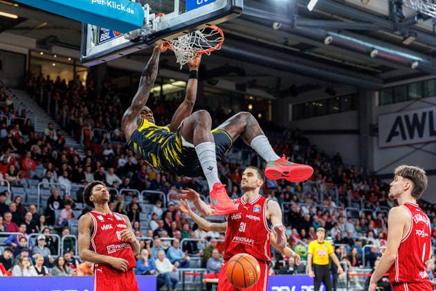 Babacar Sane (MHP Riesen Ludwigsburg, 00), Dunking, BMA365 Bamberg Baskets vs. MHP Riesen Ludwigsburg, Basketball, easyCredit BBL, 15. Spieltag, 09.01.2026 BMA365 Bamberg Baskets vs. MHP Riesen Ludwigsburg, Basketball, easyCredit BBL, 15. Spieltag, 09.01.2026 Bamberg Copyright: xEibner-Pressefoto G.xSantemizx EP_EER