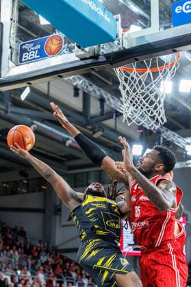 Traveon Buchanan (MHP Riesen Ludwigsburg, 02), Ejiofor Onu (BMA365 Bamberg Baskets, 35), BMA365 Bamberg Baskets vs. MHP Riesen Ludwigsburg, Basketball, easyCredit BBL, 15. Spieltag, 09.01.2026 BMA365 Bamberg Baskets vs. MHP Riesen Ludwigsburg, Basketball, easyCredit BBL, 15. Spieltag, 09.01.2026 Bamberg Copyright: xEibner-Pressefoto G.xSantemizx EP_EER