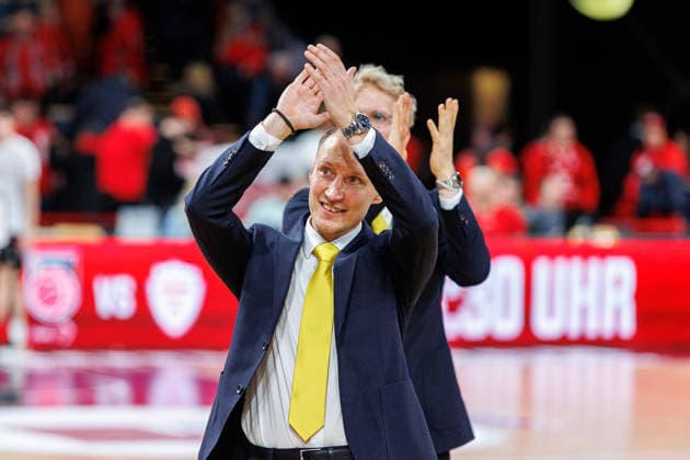 Mikko Riipinen (MHP Riesen Ludwigsburg, Trainer), Einzelbild, Einzelfoto, Portrait, Portraet, jubelt, Jubel, positive Emotionen, positive Emotion, Spielende, BMA365 Bamberg Baskets vs. MHP Riesen Ludwigsburg, Basketball, easyCredit BBL, 15. Spieltag, 09.01.2026 BMA365 Bamberg Baskets vs. MHP Riesen Ludwigsburg, Basketball, easyCredit BBL, 15. Spieltag, 09.01.2026 Bamberg Copyright: xEibner-Pressefoto G.xSantemizx EP_EER