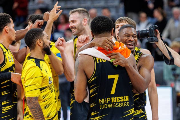 Elijah Hughes (MHP Riesen Ludwigsburg, 07), Yorman Polas Bartolo (MHP Riesen Ludwigsburg, 13), jubelt, Jubel, positive Emotionen, positive Emotion, Spielende, BMA365 Bamberg Baskets vs. MHP Riesen Ludwigsburg, Basketball, easyCredit BBL, 15. Spieltag, 09.01.2026 BMA365 Bamberg Baskets vs. MHP Riesen Ludwigsburg, Basketball, easyCredit BBL, 15. Spieltag, 09.01.2026 Bamberg Copyright: xEibner-Pressefoto G.xSantemizx EP_EER