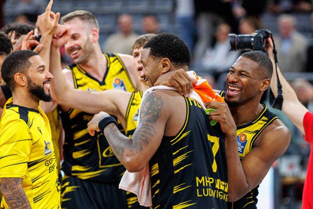 Elijah Hughes (MHP Riesen Ludwigsburg, 07), Yorman Polas Bartolo (MHP Riesen Ludwigsburg, 13), jubelt, Jubel, positive Emotionen, positive Emotion, Spielende, BMA365 Bamberg Baskets vs. MHP Riesen Ludwigsburg, Basketball, easyCredit BBL, 15. Spieltag, 09.01.2026 BMA365 Bamberg Baskets vs. MHP Riesen Ludwigsburg, Basketball, easyCredit BBL, 15. Spieltag, 09.01.2026 Bamberg Copyright: xEibner-Pressefoto G.xSantemizx EP_EER