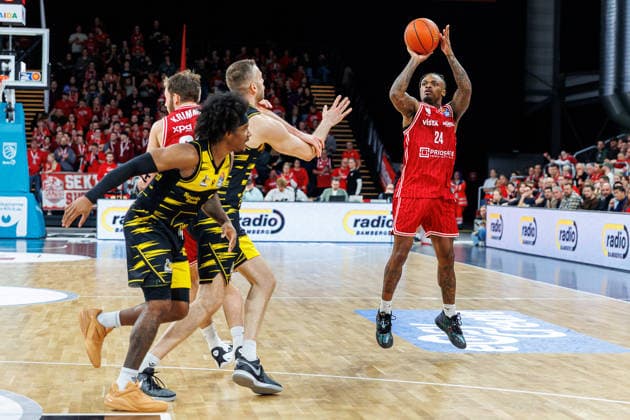 Jonas Wohlfarth-Bottermann (MHP Riesen Ludwigsburg, 18), Cobe Williams (BMA365 Bamberg Baskets, 24), BMA365 Bamberg Baskets vs. MHP Riesen Ludwigsburg, Basketball, easyCredit BBL, 15. Spieltag, 09.01.2026 BMA365 Bamberg Baskets vs. MHP Riesen Ludwigsburg, Basketball, easyCredit BBL, 15. Spieltag, 09.01.2026 Bamberg Copyright: xEibner-Pressefoto G.xSantemizx EP_EER