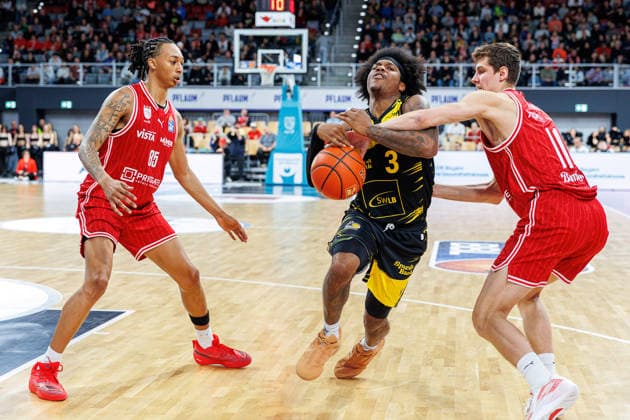 Austin Crowley (BMA365 Bamberg Baskets, 85), Stefan Smith (MHP Riesen Ludwigsburg, 03), Richard Balint (BMA365 Bamberg Baskets, 11), BMA365 Bamberg Baskets vs. MHP Riesen Ludwigsburg, Basketball, easyCredit BBL, 15. Spieltag, 09.01.2026 BMA365 Bamberg Baskets vs. MHP Riesen Ludwigsburg, Basketball, easyCredit BBL, 15. Spieltag, 09.01.2026 Bamberg Copyright: xEibner-Pressefoto G.xSantemizx EP_EER