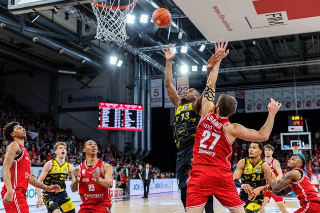 Yorman Polas Bartolo (MHP Riesen Ludwigsburg, 13), Moritz Krimmer (BMA365 Bamberg Baskets, 27), BMA365 Bamberg Baskets vs. MHP Riesen Ludwigsburg, Basketball, easyCredit BBL, 15. Spieltag, 09.01.2026 BMA365 Bamberg Baskets vs. MHP Riesen Ludwigsburg, Basketball, easyCredit BBL, 15. Spieltag, 09.01.2026 Bamberg Copyright: xEibner-Pressefoto G.xSantemizx EP_EER