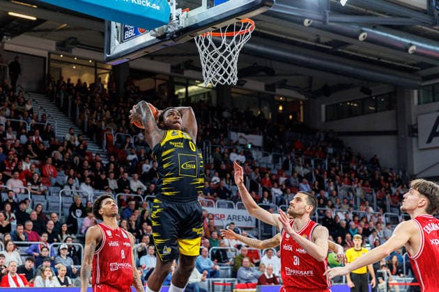 Babacar Sane (MHP Riesen Ludwigsburg, 00), Dunking, BMA365 Bamberg Baskets vs. MHP Riesen Ludwigsburg, Basketball, easyCredit BBL, 15. Spieltag, 09.01.2026 BMA365 Bamberg Baskets vs. MHP Riesen Ludwigsburg, Basketball, easyCredit BBL, 15. Spieltag, 09.01.2026 Bamberg Copyright: xEibner-Pressefoto G.xSantemizx EP_EER