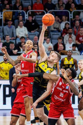 Austin Crowley (BMA365 Bamberg Baskets, 85), Jonas Wohlfarth-Bottermann (MHP Riesen Ludwigsburg, 18), Ejiofor Onu (BMA365 Bamberg Baskets, 35), BMA365 Bamberg Baskets vs. MHP Riesen Ludwigsburg, Basketball, easyCredit BBL, 15. Spieltag, 09.01.2026 BMA365 Bamberg Baskets vs. MHP Riesen Ludwigsburg, Basketball, easyCredit BBL, 15. Spieltag, 09.01.2026 Bamberg Copyright: xEibner-Pressefoto G.xSantemizx EP_EER