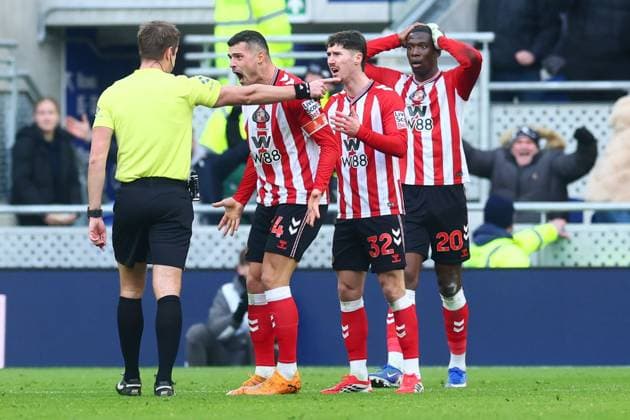 Granit Xhaka of Sunderland argues with referee John Brooks after he awarded a penalty Everton v Sunderland, Emirates FA Cup, Third Round, Football, Hill Dickinson Stadium, Liverpool, UK - 10 Jan 2026Liverpool Hill Dickinson Stadium United Kingdom EDITORIAL USE ONLY No use with unauthorised audio, video, data, fixture lists, club league logos or live services. Online in-match use limited to 120 images, no video emulation. No use in betting, games or single club league player publications. Copyright: xPaulxCurrie Shutterstockx 16246180ar