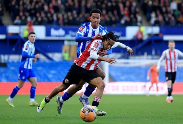 Romelle Donovan of Brentford in action against Yisa Alao of Sheffield Wednesday Sheffield Wednesday v Brentford, Emirates FA Cup, Third Round, Football, Hillsborough, Sheffield, UK - 10 Jan 2026Sheffield Hillsborough United Kingdom EDITORIAL USE ONLY No use with unauthorised audio, video, data, fixture lists, club league logos or live services. Online in-match use limited to 120 images, no video emulation. No use in betting, games or single club league player publications. Copyright: xGeorgexTewkesbury Shutterstockx 16246263ar