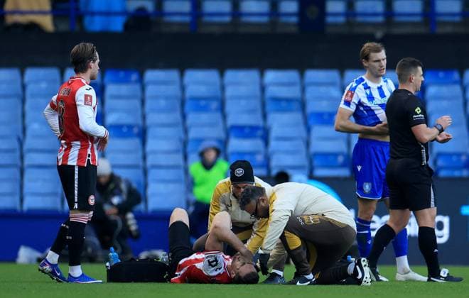 Jordan Henderson of Brentford receives treatment after an injury Sheffield Wednesday v Brentford, Emirates FA Cup, Third Round, Football, Hillsborough, Sheffield, UK - 10 Jan 2026Sheffield Hillsborough United Kingdom EDITORIAL USE ONLY No use with unauthorised audio, video, data, fixture lists, club league logos or live services. Online in-match use limited to 120 images, no video emulation. No use in betting, games or single club league player publications. Copyright: xGeorgexTewkesbury Shutterstockx 16246263bc