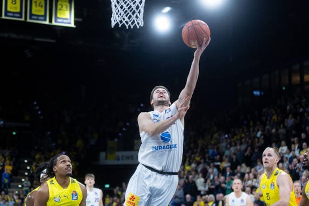 Oldenburg, Niedersachsen, DEU, 10.01.2026, Spencer Reaves (Mitte, Syntainics MBC), Michale Kyser (links, EWE Baskets Oldenburg) und Seth Hinrichs (rechts, EWE Baskets Oldenburg). EWE Baskets Oldenburg vs. Syntainics MBC. Basketball. 1. Basketball-Bundesliga Saison 2025 2026, 15. Spieltag, Grosse EWE Arena. EWE Baskets Oldenburg vs. Syntainics MBC