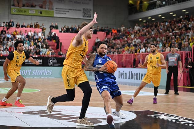 Lukas Milner (Tigers Tuebingen, 17) versucht Marcus Graves (Phoenix Hagen, 00) zu stoppen GER, Tigers Tuebingen vs. Phoenix Hagen, Basketball, Herren, Pro A, 2. Barmer Basketball Bundesliga, Saison 2025 2026, 10.01.2026 GER, Tigers Tuebingen vs. Phoenix Hagen, Basketball, Herren, Pro A, 2. Barmer Basketball Bundesliga, Saison 2025 2026, 10.01.2026 Tuebingen Copyright: xEibner-Pressefoto NicolasxWoernx EP_NWN