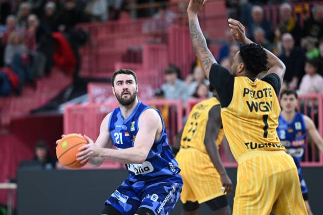 Tim Uhlemann (Phoenix Hagen, 21) gegen Bernard Pelote III (Tigers Tuebingen, 01) GER, Tigers Tuebingen vs. Phoenix Hagen, Basketball, Herren, Pro A, 2. Barmer Basketball Bundesliga, Saison 2025 2026, 10.01.2026 GER, Tigers Tuebingen vs. Phoenix Hagen, Basketball, Herren, Pro A, 2. Barmer Basketball Bundesliga, Saison 2025 2026, 10.01.2026 Tuebingen Copyright: xEibner-Pressefoto NicolasxWoernx EP_NWN