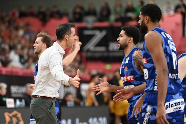 Chris Harris (Phoenix Hagen, Head Coach) jubelt mit Marvin Omuvwie (Phoenix Hagen, 11) Emotionen GER, Tigers Tuebingen vs. Phoenix Hagen, Basketball, Herren, Pro A, 2. Barmer Basketball Bundesliga, Saison 2025 2026, 10.01.2026 GER, Tigers Tuebingen vs. Phoenix Hagen, Basketball, Herren, Pro A, 2. Barmer Basketball Bundesliga, Saison 2025 2026, 10.01.2026 Tuebingen Copyright: xEibner-Pressefoto NicolasxWoernx EP_NWN