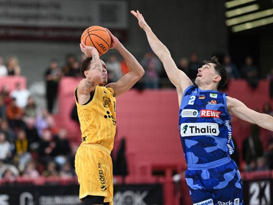 Isaiah Sanders (Tigers Tuebingen, 10) gegen Dennis Nawrocki (Phoenix Hagen, 02) GER, Tigers Tuebingen vs. Phoenix Hagen, Basketball, Herren, Pro A, 2. Barmer Basketball Bundesliga, Saison 2025 2026, 10.01.2026 GER, Tigers Tuebingen vs. Phoenix Hagen, Basketball, Herren, Pro A, 2. Barmer Basketball Bundesliga, Saison 2025 2026, 10.01.2026 Tuebingen Copyright: xEibner-Pressefoto NicolasxWoernx EP_NWN