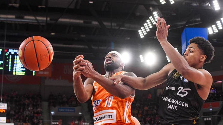 GER, BBL, ratiopharm Ulm vs Basketball Löwen Braunschweig 10.01.2026, ratiopharm arena, Neu-Ulm, GER, BBL, ratiopharm Ulm vs Basketball Löwen Braunschweig, im Bild Malik Osborne (Ulm, 10) verliert den Ball, Grant Sherfield (Braunschweig, 25)