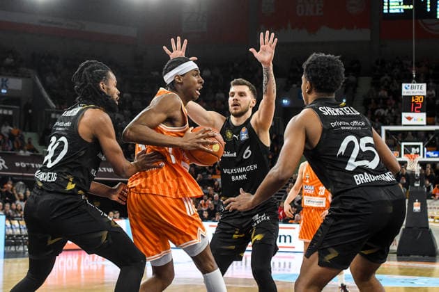 GER, BBL, ratiopharm Ulm vs Basketball Löwen Braunschweig 10.01.2026, ratiopharm arena, Neu-Ulm, GER, BBL, ratiopharm Ulm vs Basketball Löwen Braunschweig, im Bild Chip Flanigan (Braunschweig, 30), Mohamed Diakite (Ulm, 5), Luka Scuka (Braunschweig, 5), Grant Sherfield (Braunschweig, 25)
